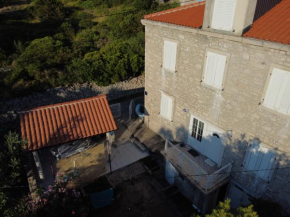 Stonehouse on peaceful Island of Unije (4+2)